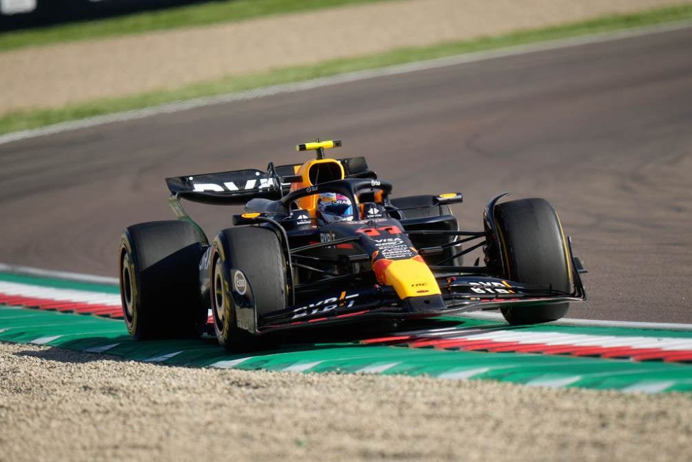 Checo durante las prácticas libres en Imola 