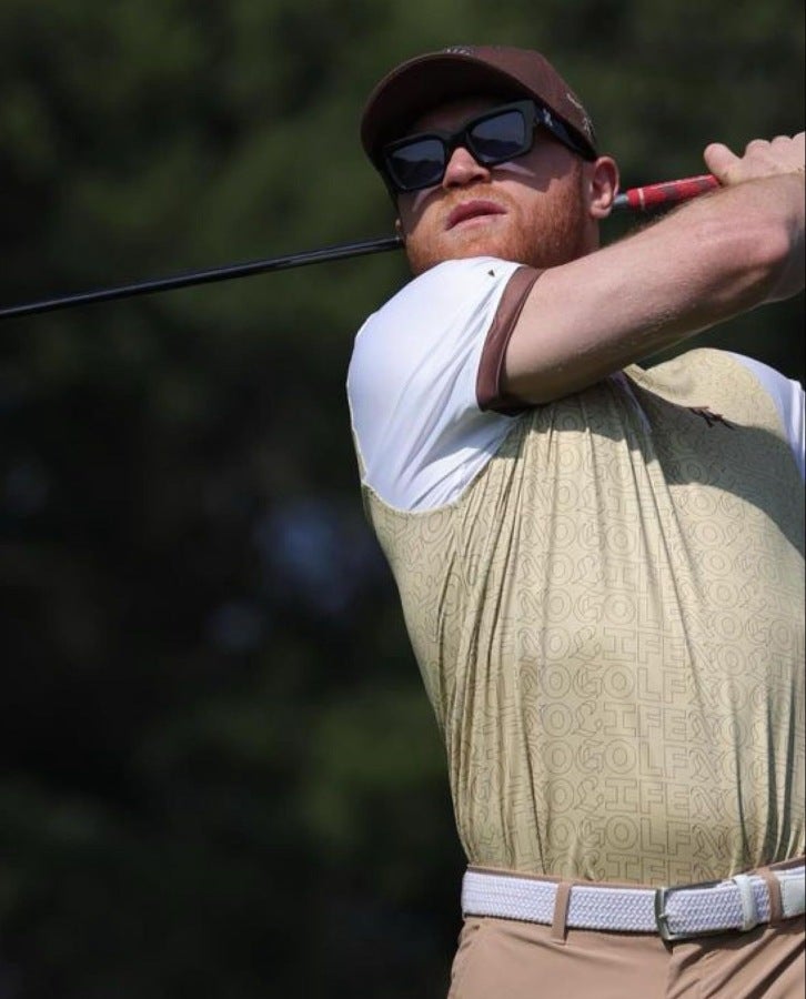 Canelo jugando golf