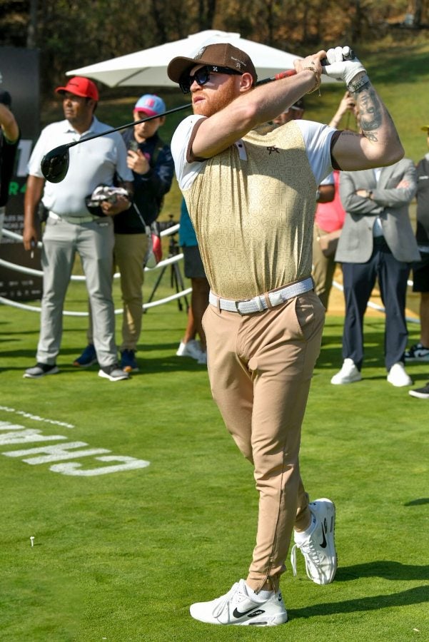 Canelo Álvarez en el evento de golf