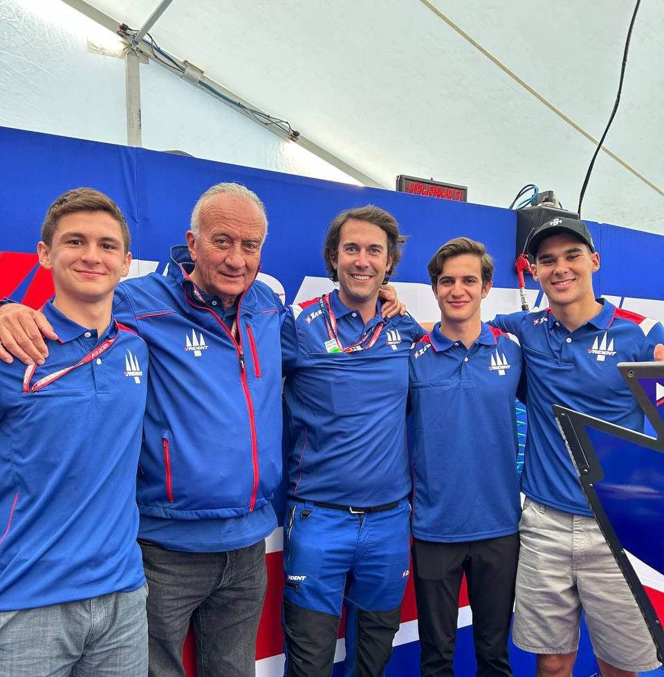 Trident en celebración por el resultado en la qualy