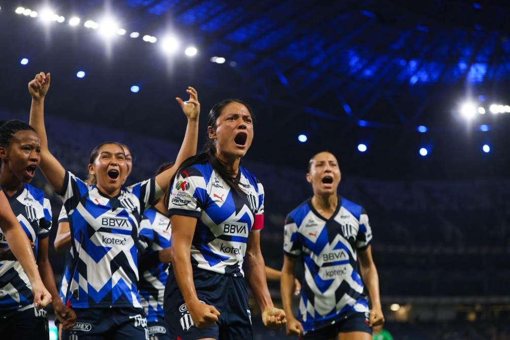 Rayadas en celebración del gol de Rebeca Bernal