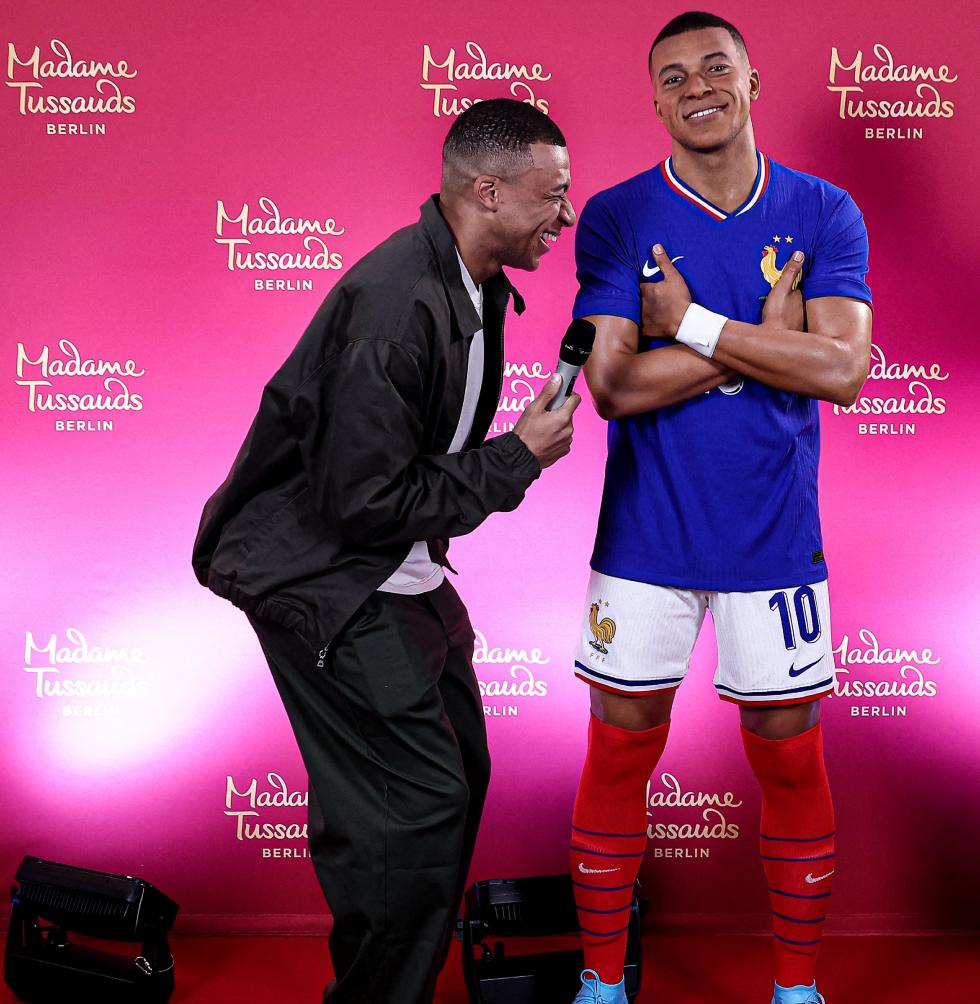 Mbappé sorprendido por su parecido con la escultura