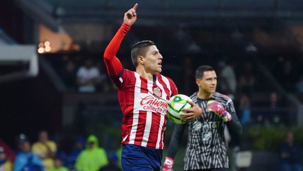 Ronaldo Cisneros vuelve a la convocatoria de Chivas sobre JJ Macías; ‘Guti’ y Pavel realizan el viaje