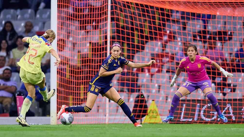 Controversy at the Azteca!  América Femenil fans demand a penalty not scored in the Semifinal