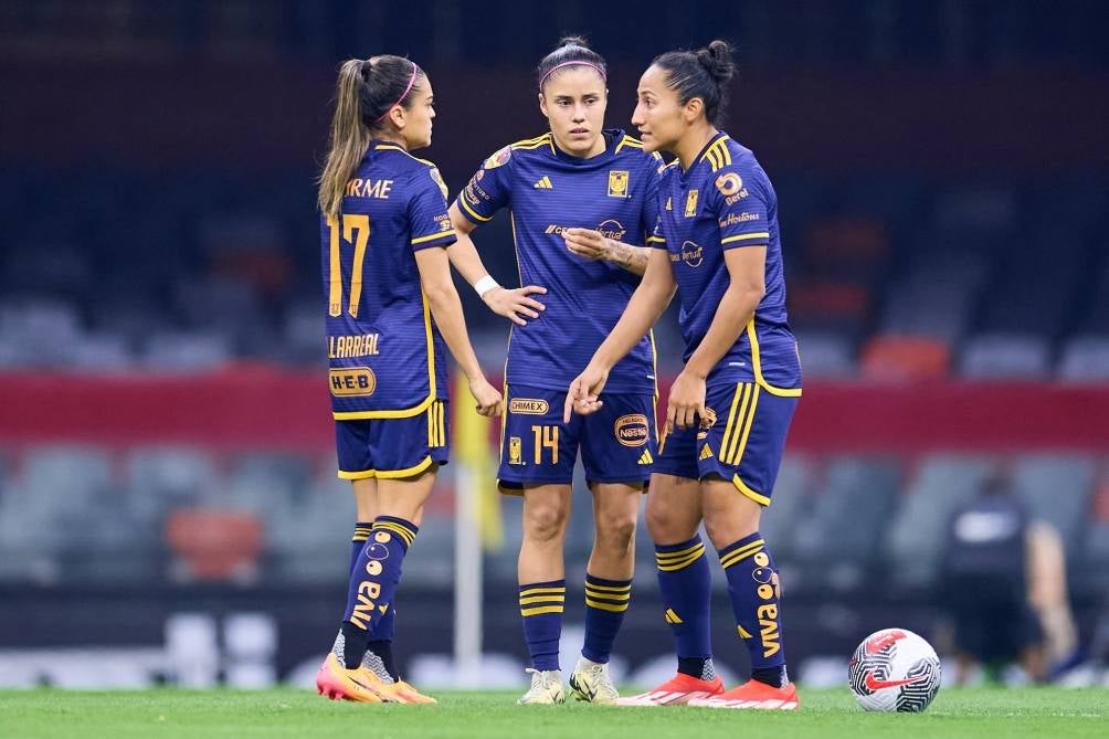 Jugadoras de Tigres en lamento en el Estadio Azteca