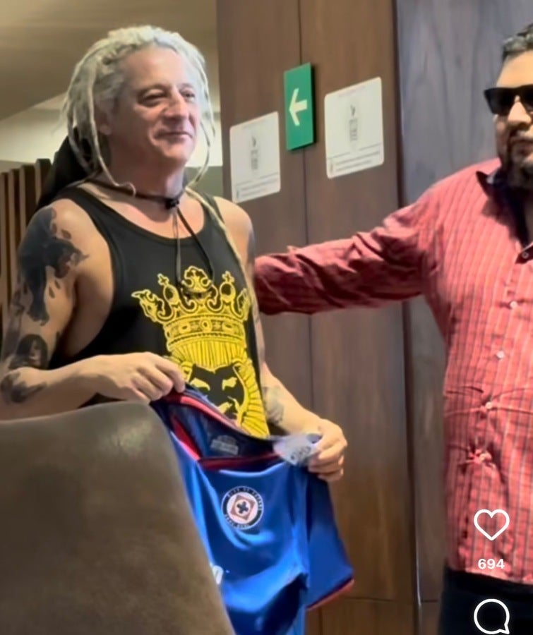 Fundador de 'Los Auténticos Decadentes' con jersey de CAZ