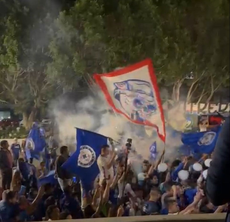 Serenata de la afición de Cruz Azul