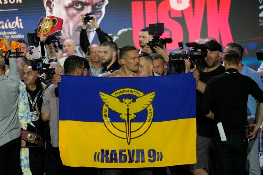 Oleksandr Usyk con bandera de Ucrania