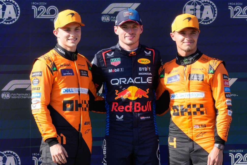 Verstappen con los McLaren tras la qualy