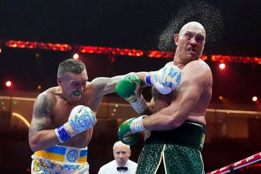 Oleksandr Usyk dándolde un golpe a Tyson Fury