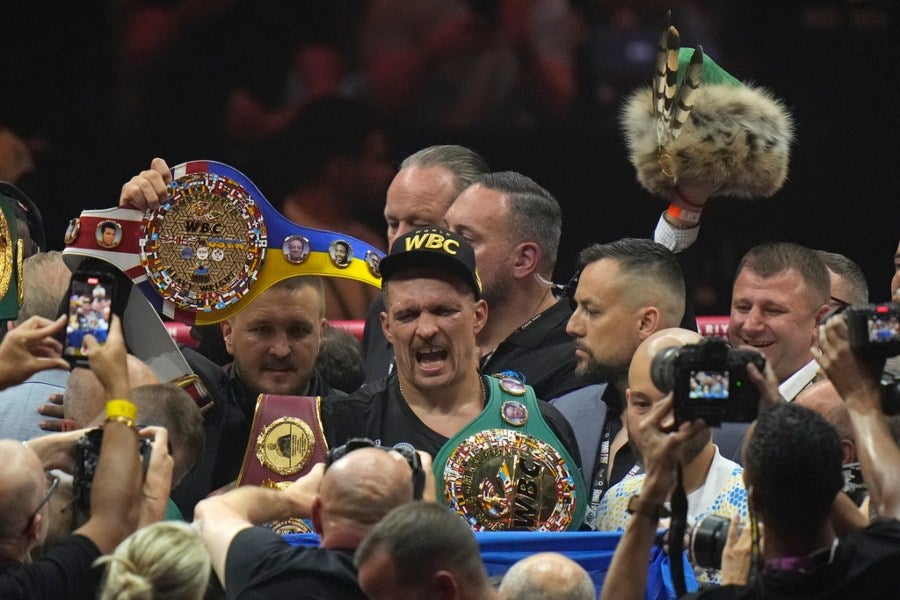 Oleksandr Usyk celebrando su victoria