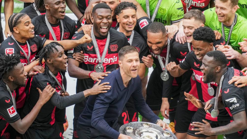 Xabi Alonso levantando el trofeo de la Bundesliga