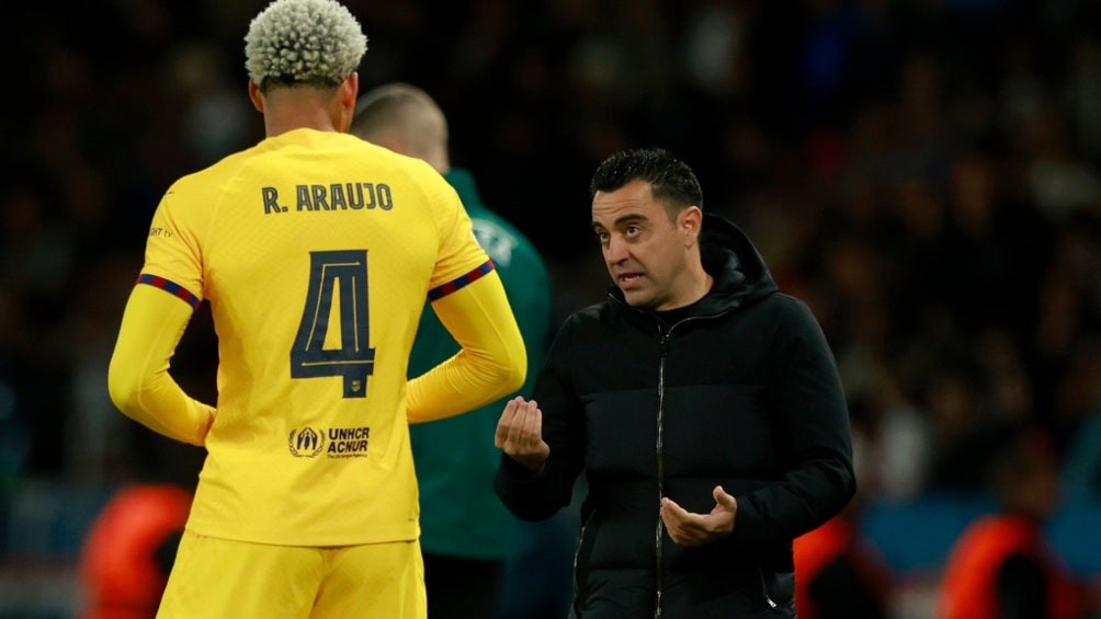 Xavi con Ronald Araújo