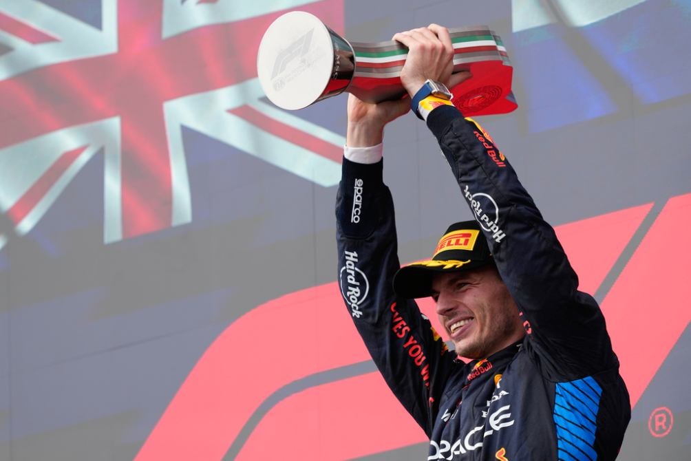 Verstappen celebra su victoria en Imola