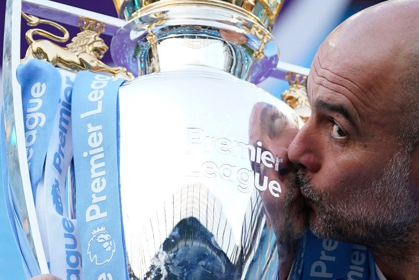 Guardiola celebrando el título de la Premier League