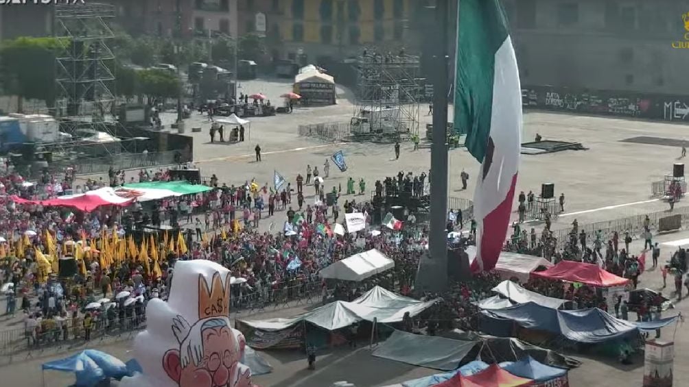 Así se izó la bandera en la plaza durante la manifestación