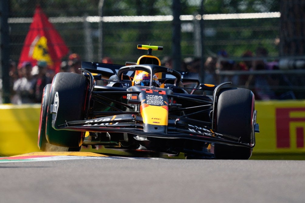 Checo Pérez pasó de la P11 a la P8 en Imola