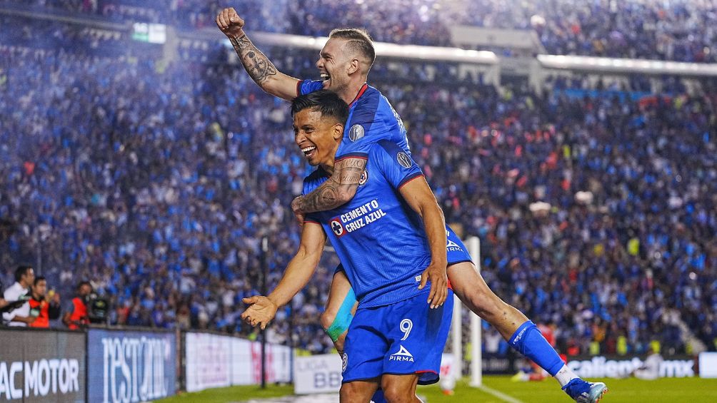 Cruz Azul celebra el gol de Sepúlveda