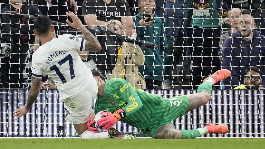 Ederson sufrió una lesión en el ojo derecho tras un choque con 'Cuti' Romero, del Tottenham. 