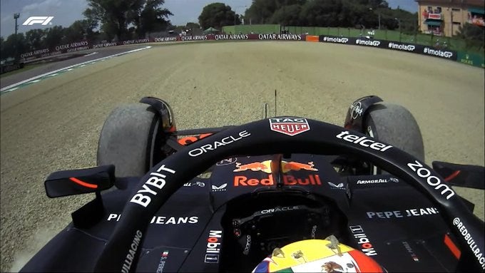 Checo se fue de largo en una de las curvas