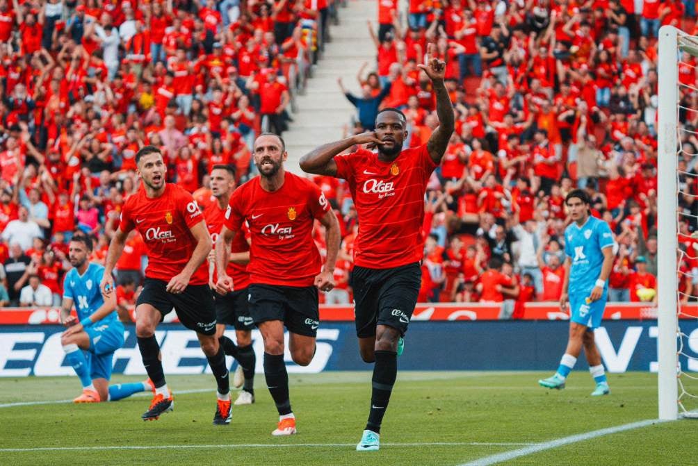 Cyle Larin en celebración de gol 