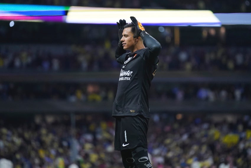 Luis Ángel Malagón 'imitando' la celebración de 'Chicharito'