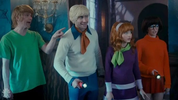  Mikey Day como Shaggy, Jake Gyllenhaal como Fred, Sabrina Carpenter como Daphne y Sarah Sherman como Velma en la parodia de 'Scooby-Doo' en 'SNL'