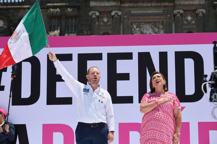 La candidata presidencial Xóchitl Gálvez, derecha, canta el himno junto a Santiago Taboada, candidato a jefe de gobierno de la Ciudad de México