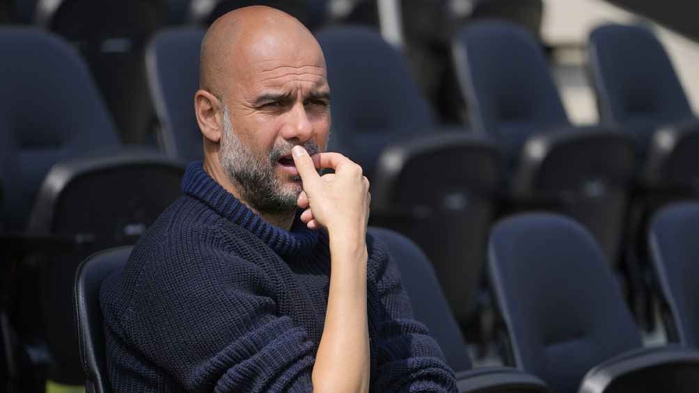 Pep Guardiola y Edson platicaron antes del ingreso del mexicano al campo