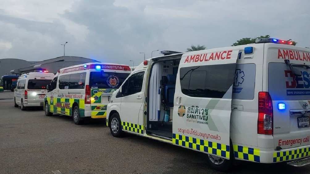 Varias ambulancias llegaron al aeropuerto para trasladar a los lesionados. 