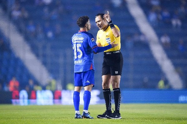 Ortíz platica con Rivero en el juego de la Jornada 14