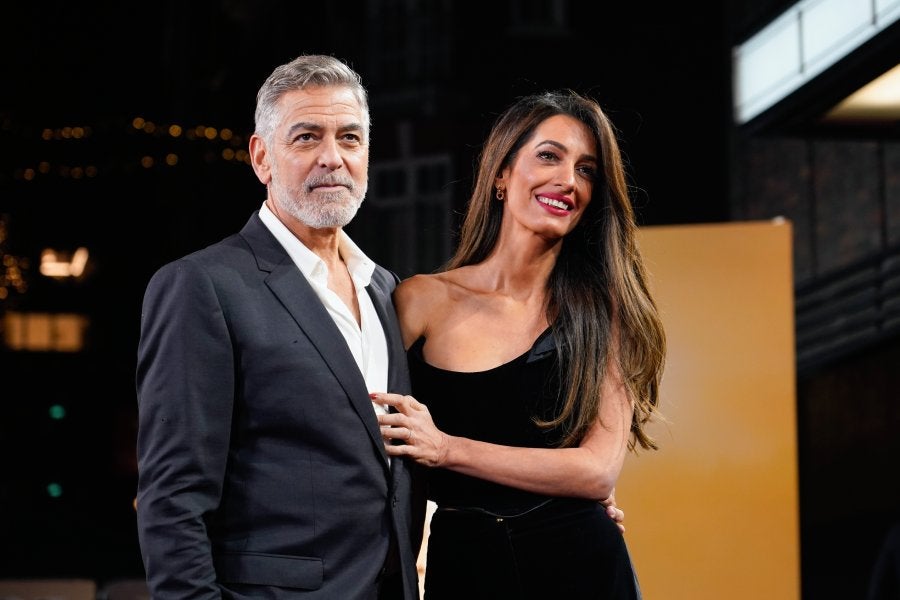 George Clooney y su esposa Amal Clooney posan para los fotógrafos al llegar a la proyección de la película "The Boys In The Boat"