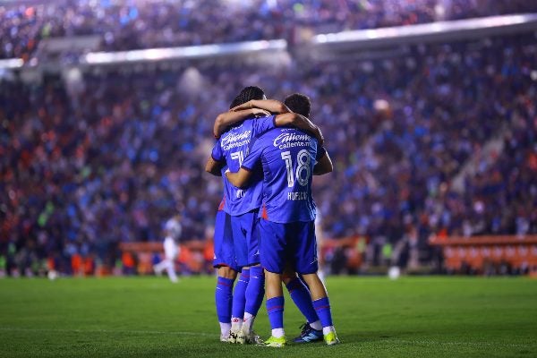 Jugadores de Cruz Azul festejan un gol