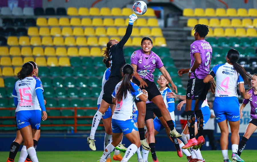 Pamela Tajonar despeja con los puños ante Pachuca