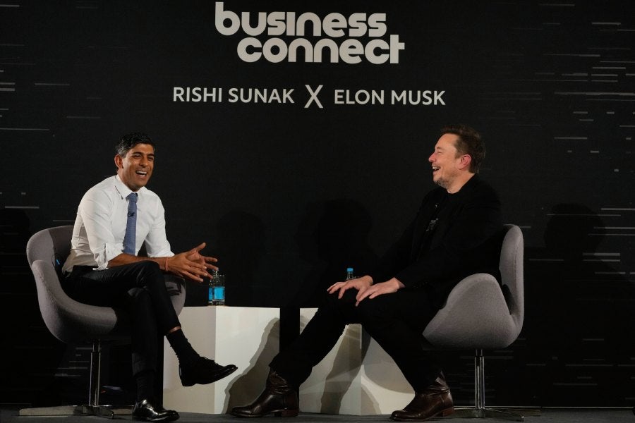 El primer ministro británico, Rishi Sunak, izquierda, asiste a un evento de conversación con el director ejecutivo de Tesla y SpaceX, Elon Musk