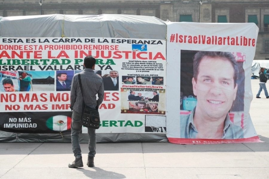 Foto de Israel Vallarta en una carpa pidiendo su liberación