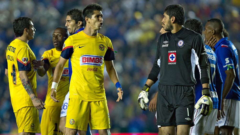 Molina encarando a Jesús Corona en Final vs Cruz Azul