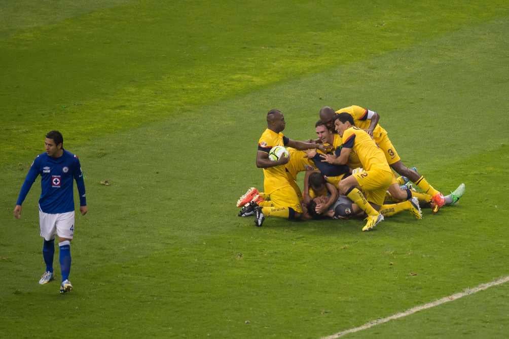 Jugadores de América celebran con Moisés Muñoz