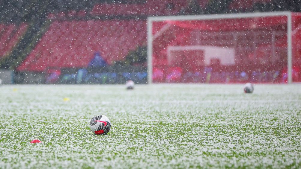 El partido se tuvo que retrasar por la fuerte tormenta