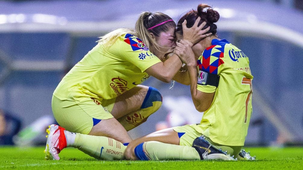 Katty y Kiana festejando el gol de la victoria