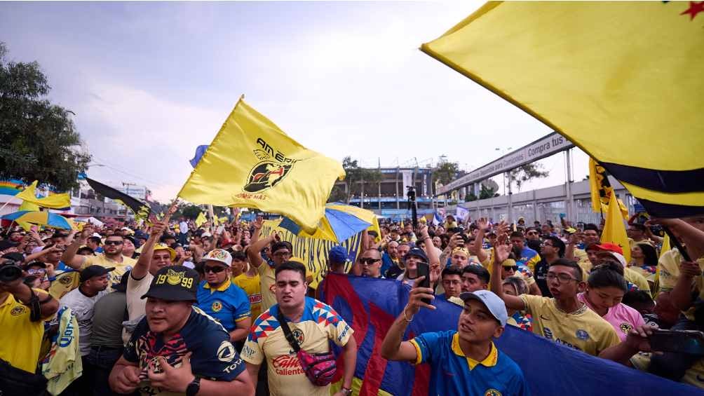 Las aficiones empiezan a llenar el estadio