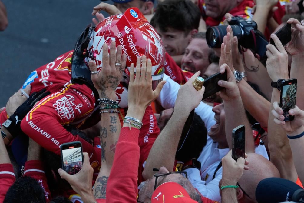 Los ingenieros y mecánicos de Ferrari celebran con Leclerc