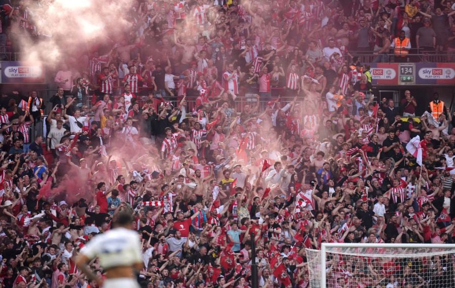 Afición de Southampton festejando el ascenso