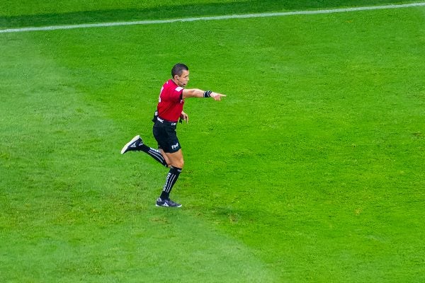 Marco Antonio Ortíz señala el penal a favor de América tras revisar el VAR