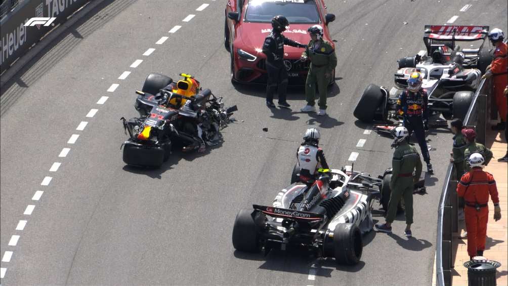 Así quedó el auto del mexicano tras el choque 