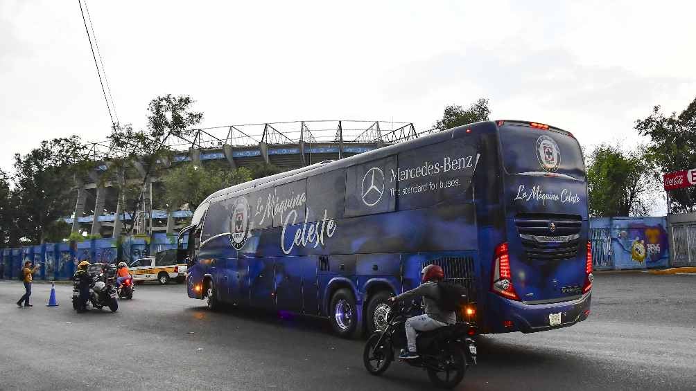 Cruz Azul recibe 'bienvenida hostil' en su llegada al Estadio Azteca