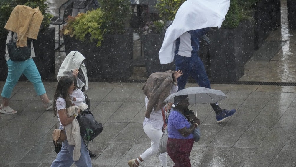 La Ciudad de México ha sido invadida por fuertes lluvias y granizos que han provocado caída de árboles