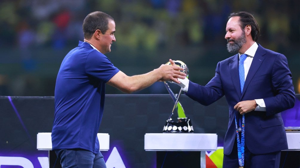 Jardine recibiendo su medalla de bicampeón