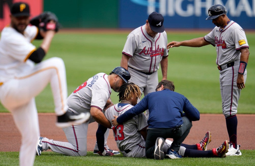 Acuña atendido sobre el diamante tras su lesión