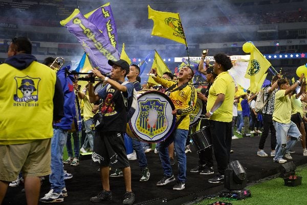 Grupo de animación del América en el Azteca durante los festejos